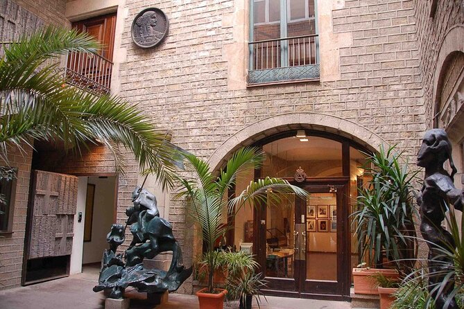 Barcelona Guitar Trio & Flamenco Show at Royal Artistic Circle - The Royal Artistic Circle: A Historic Venue for Flamenco