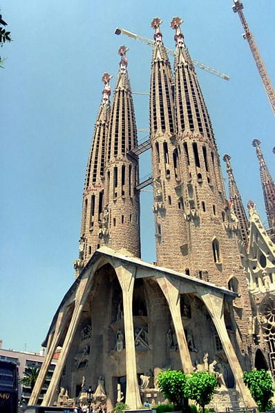 Barcelona Highlights Half Day Small Group Tour - Visiting the Iconic Sagrada Familia with Fast Track Access