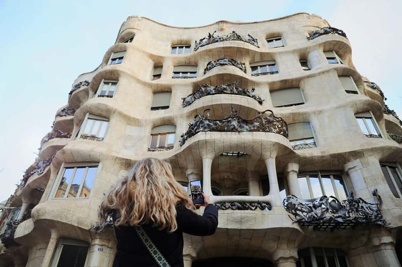 Barcelona: La Pedrera Private Tour with Casa Batlló Ticket - Walking along Passeig de Gracia and Architectural Highlights