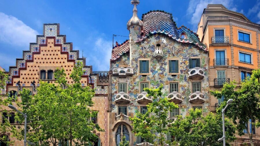 Barcelona: Modernism Gaudi Architectural Walking Tour - The Tour Begins at the Sagrada Família