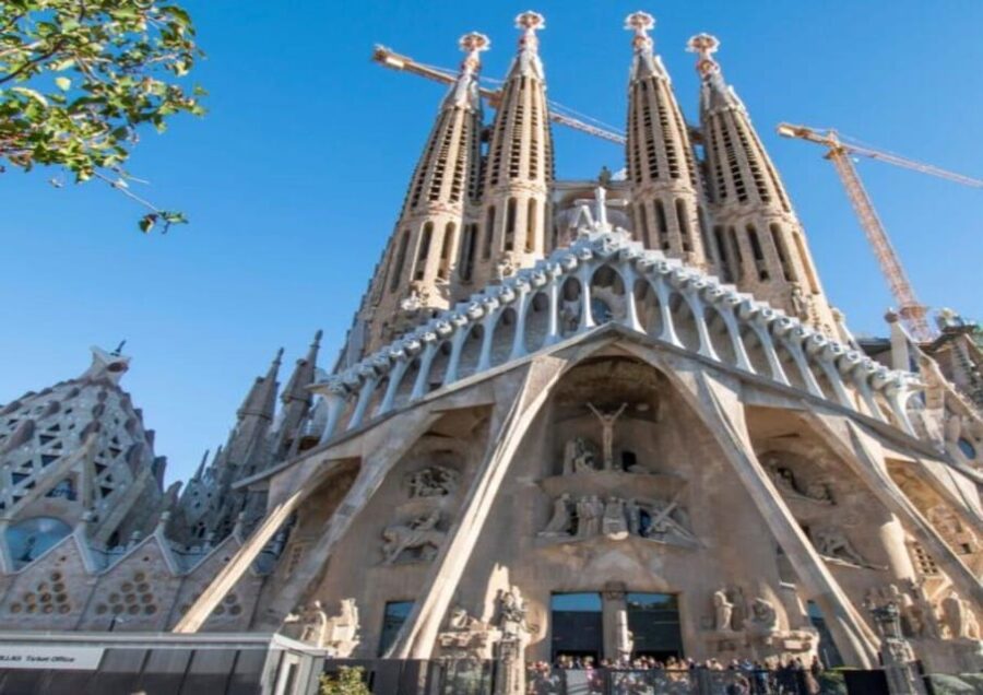 Barcelona: Panoramic Tour by car - A Short But Rich Itinerary of Barcelona’s Key Spots
