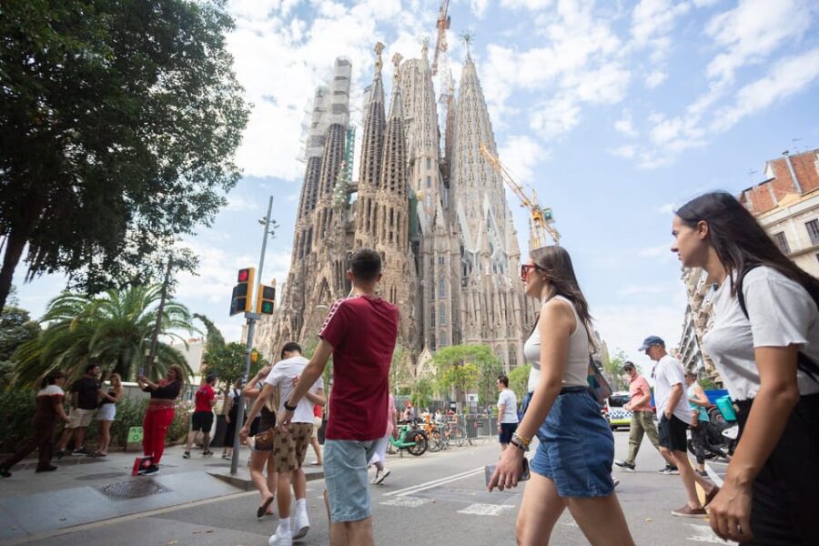 Barcelona: Park Güell & Sagrada Familia Guided Tour - Discovering the Wonders of Park Güell with a Guided Tour