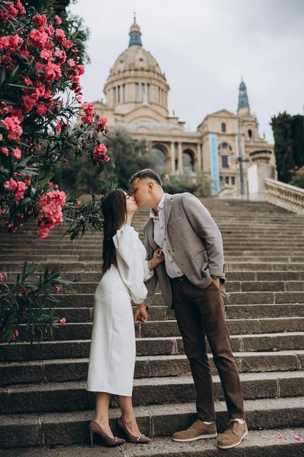 Barcelona: Photoshoot Tour Old Town, Gothic Quarter - Meeting at Sagrada Família: Starting the Photoshoot