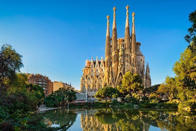 Barcelona Private Half-Day Sightseeing Tour in with Hotel Pick-up - Visiting the Sagrada Familia: A Must-See Landmark