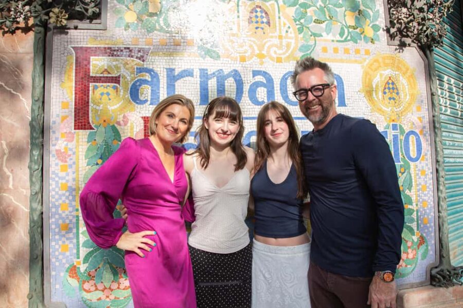 Barcelona: Private Photoshoot - photos same day delivery - Meet Helmy: Your Friendly Barcelona Photographer