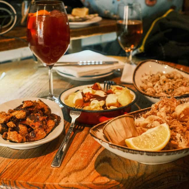 Barcelona: Private Tapas Tour with market and restaurants - Key Points