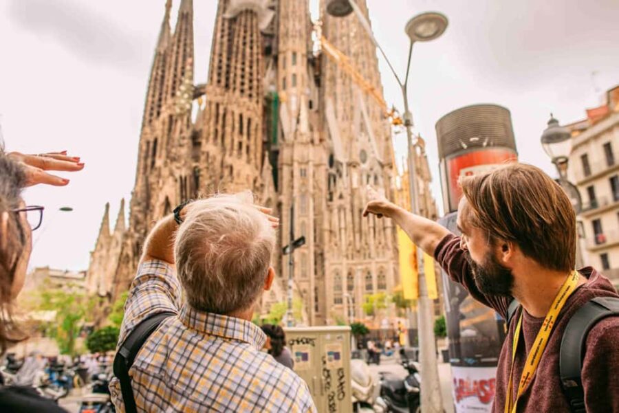 Barcelona: Sagrada Familia and Park Guell Highlights Tour - La Sagrada Familia: A Marvel of Architectural Eccentricity