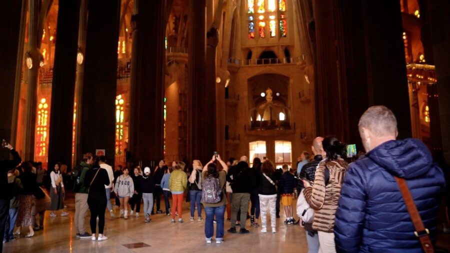 Barcelona: Sagrada Familia Skip-the-Line Guided Tour - Meeting Point and Tour Logistics in Barcelona