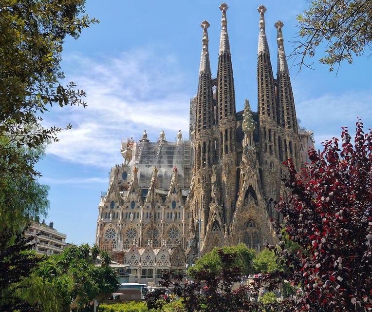 Barcelona: Sagrada Familia skip the line Guided Tour - Starting Point at McDonalds in Calle de Provença