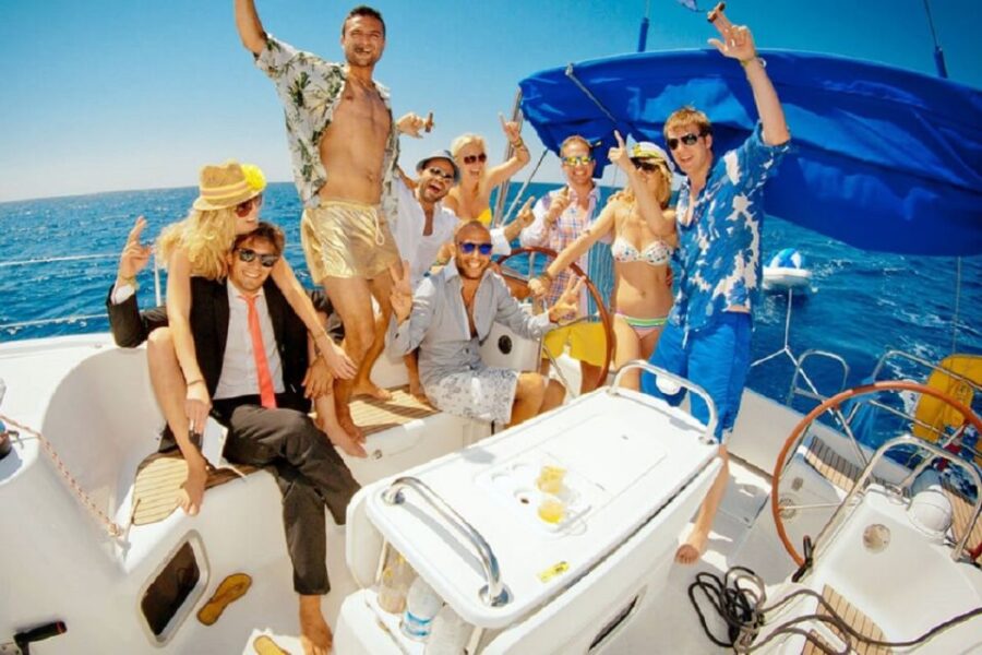 Barcelona: Sailing tour with open bar and aperitive - Starting Point at BDA Sailing Experience Near the Barcelona Coastline