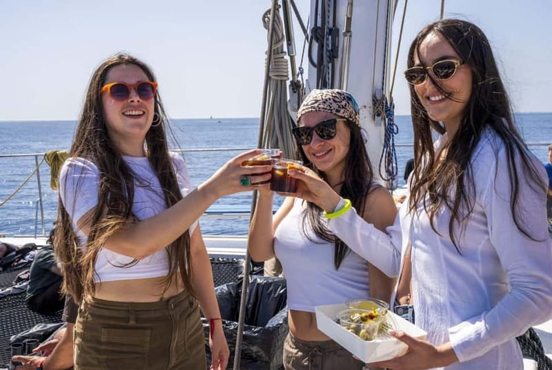 Barcelona: Shared cruise with chill music (+welcome drink) - Meeting Point and Logistics in Barcelona