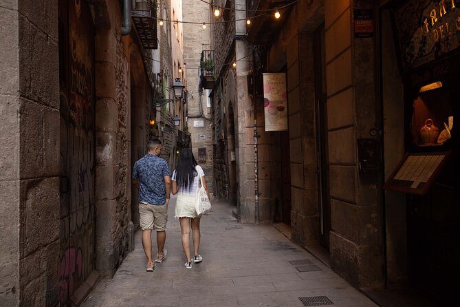 Barcelona Tour And Photoshoot in Gothic Quarter - How the Tour Combines Sightseeing with Photography