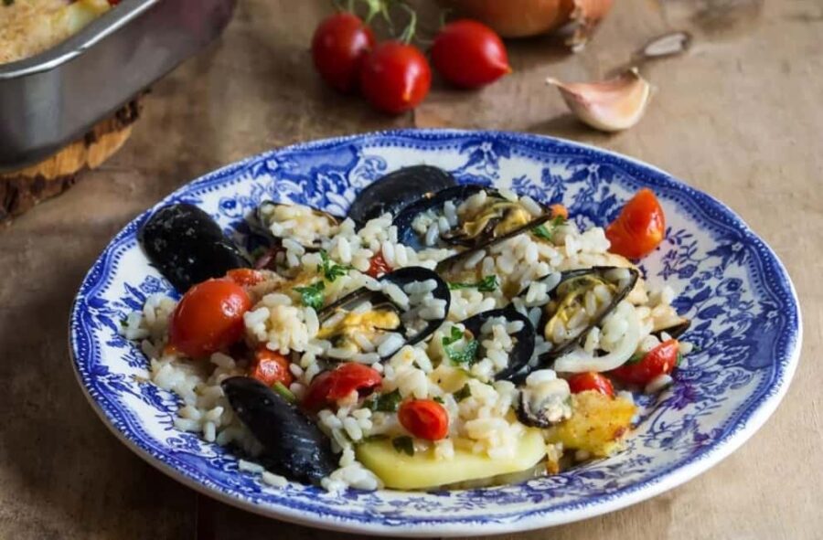 Bari : Best Street Food Tour With A Local Guide - Strolling Along Corso Vittorio Emanuele II and Sampling Street Food