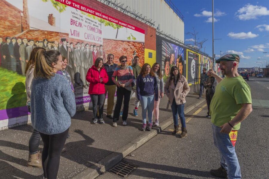 Belfast and Giant's Causeway in Italian or Spanish - Starting Point and Travel Logistics from Dublin