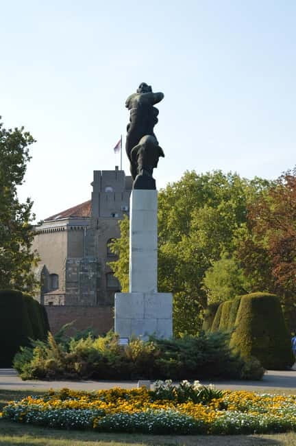 Belgrade: Get to know the city center and Serbian culture - Starting at the Hotel "Moskva" – Focal Point of the Tour