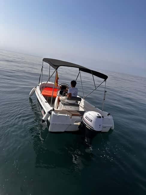 Benalmádena: Boat rentals without a license - The Boat Features and Amenities