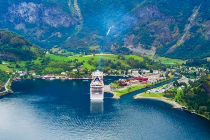 Bergen to Flam "The King of Fjords" One-Way or Round-Trip Cruise Ticket - The Charm of Flåm and Its Free Time