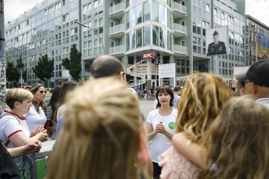 Berlin: 4-Hour Guided Highlights Tour in Spanish - From Alexanderplatz to Museum Island: Exploring Berlin’s Origins