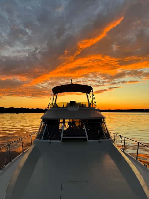 Berlin: Boat tour with cheese fondue - Multilingual Skipper and Commentary Options