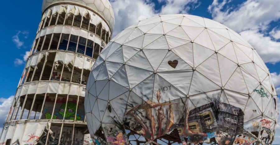 Berlin: Cold War Walking Private Tour with Guide - Visiting Iconic Cold War Landmarks in Berlin