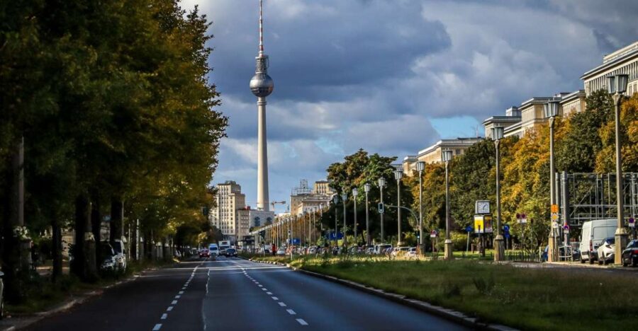 Berlin: Guided Walking Tour in English - Starting at Alexanderplatz and the Red Town Hall