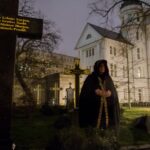 Berlin: Haunted Guided Tour in German - What Makes the Guide in Costume Stand Out