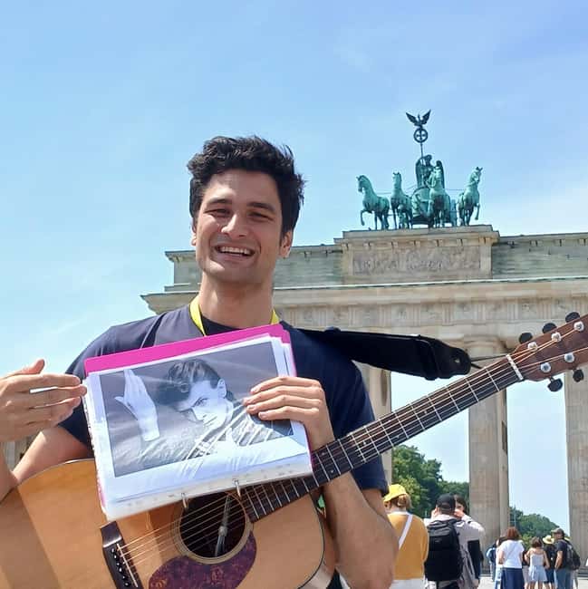 Berlin: Historical Walking Tour with Live Music - Starting Point at Pariser Platz in Front of Starbucks
