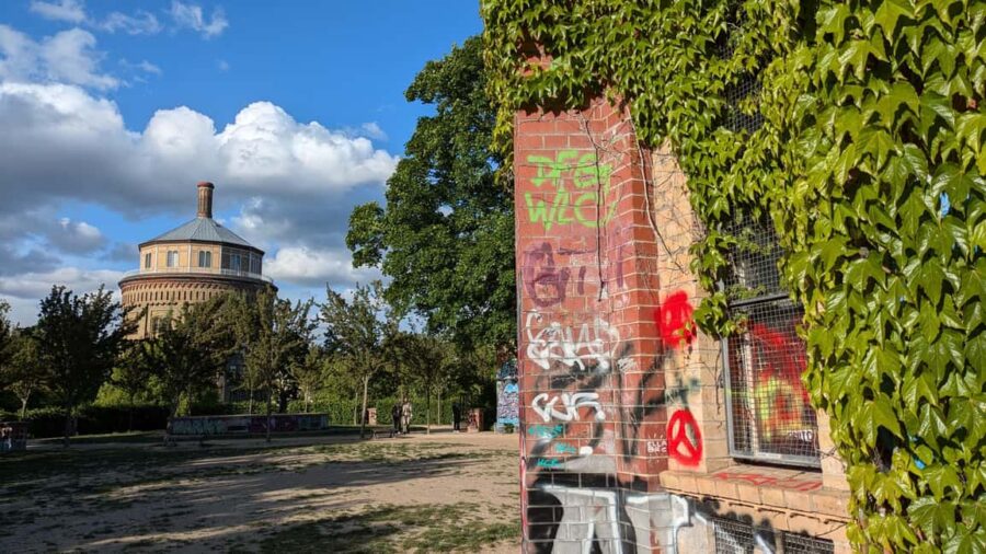 Berlin: Prenzlauer Berg neighborhood tour - Discover the Iconic Sights: Synagogue and Water Tower