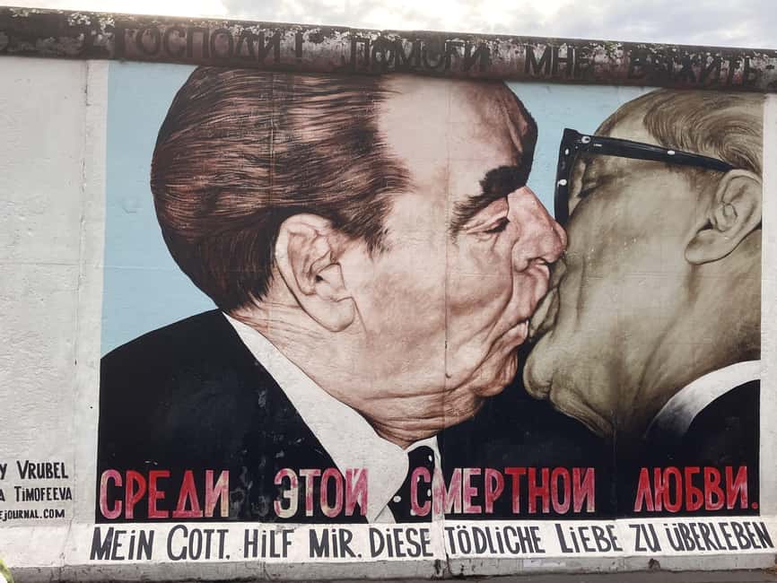 Berlin: Rickshaw tour through Friedrichshain and Kreuzberg SO 36 - Crossing the Oberbaumbrücke: A Historic Bridge with Modern Flair