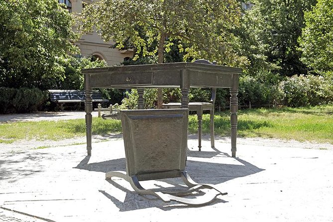 Berlin's Infamous Third Reich Sites Half-Day Walking Tour - The Depiction of Anhalter Bahnhof’s Dark Past