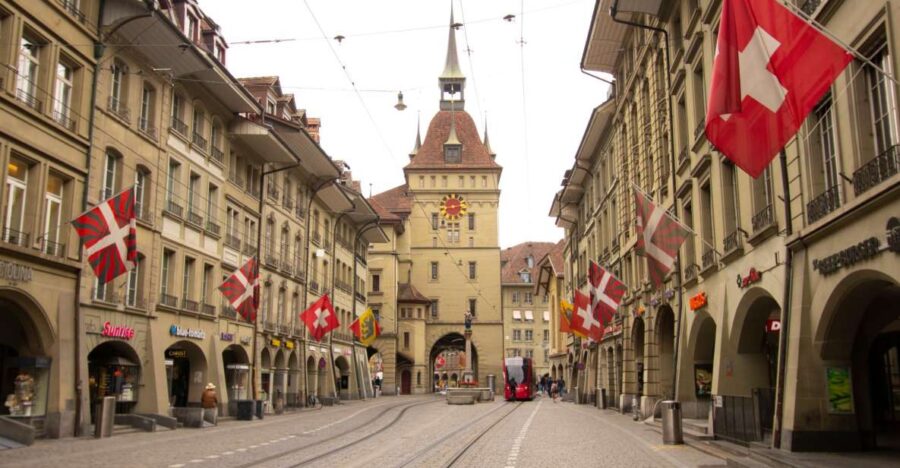 Bern: Capture the most Photogenic Spots with a Local - From the Yellow Facades to the Riverside Views
