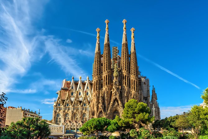 Best of Barcelona: Sagrada Familia & Park Guell Tour with Pick-up - Pick-up and Initial City Overview in Ciutat Vella