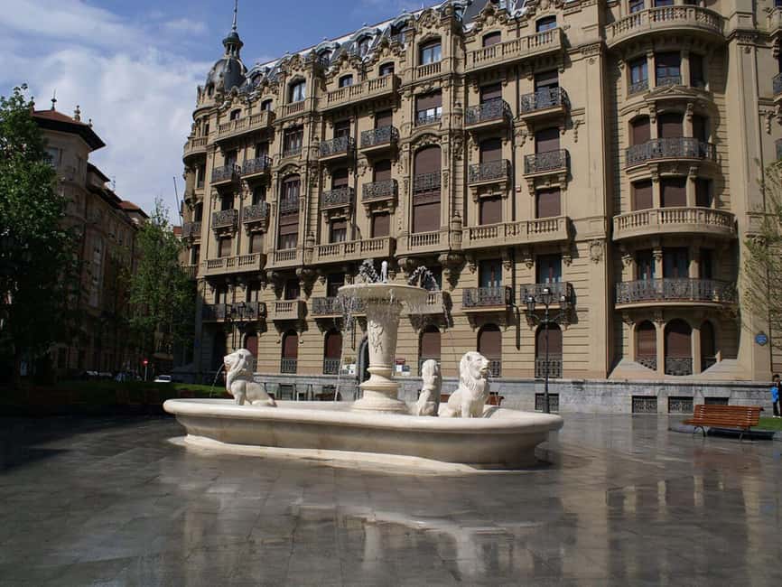 Bilbao: Exclusive Private Walking Tour - Key Landmarks: Fountain of the Three Lions and Plaza Moyúa