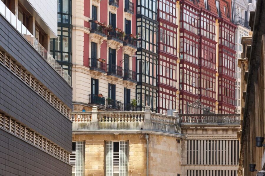 Bilbao: Express Walk with a Local in 60 minutes - Exploring Bilbao’s Iconic Landmarks