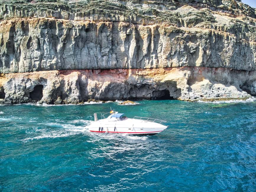 Boat ride from Puerto de Mogán along the Tamadaba coast - The Boat and Onboard Comforts