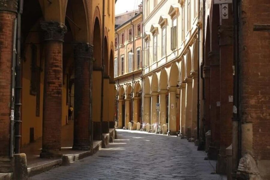 Bologna : Highlights & Hidden Gems Private Walking Tour - Exploring Mercato di Mezzo: Bologna’s Food Market Hub