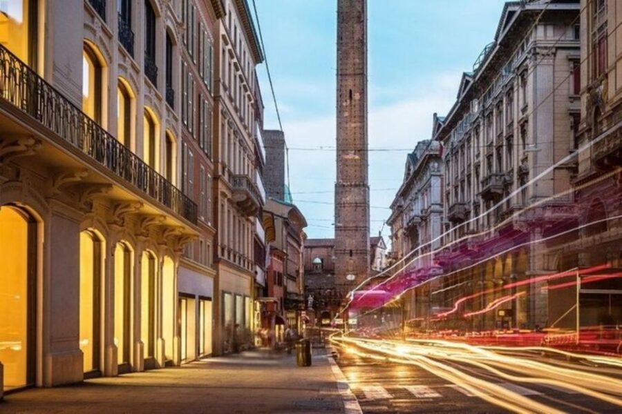Bologna : Historic Center Walking Tour - Starting Point at Via dellIndipendenza in Bologna