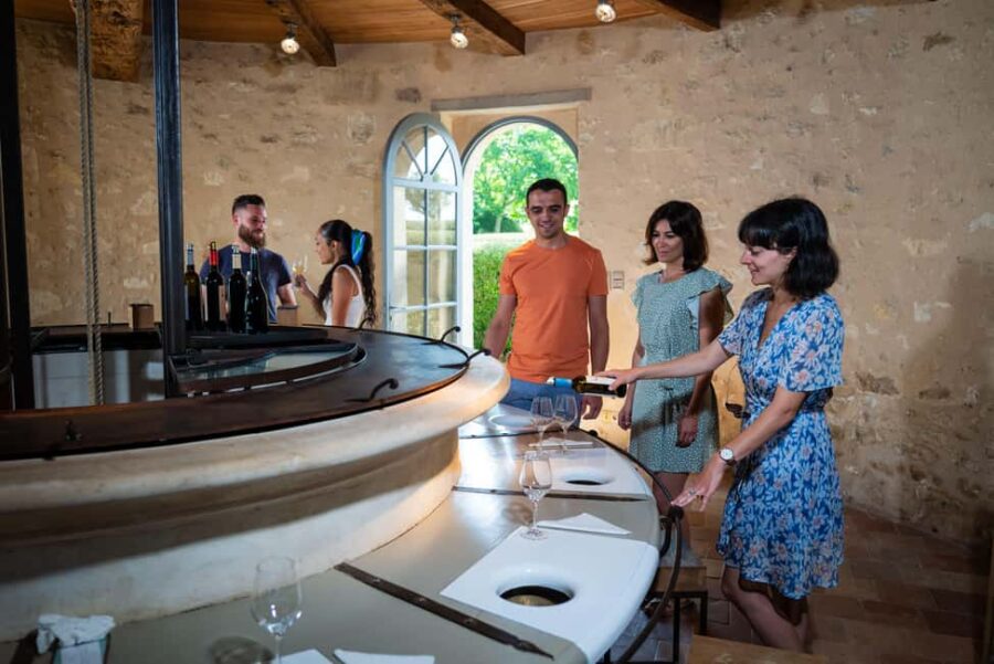 Bordeaux: Visite/dégustation hédoniste au Château de Reignac - Exploring Reignac’s Historic Vat Room and Cellar