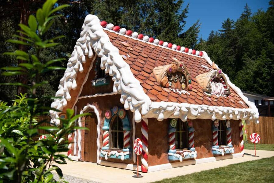 Bran Castle and Magic Park Day Trip with Transportation - Traveling to Rasnov for a Festive Experience at Magic Park