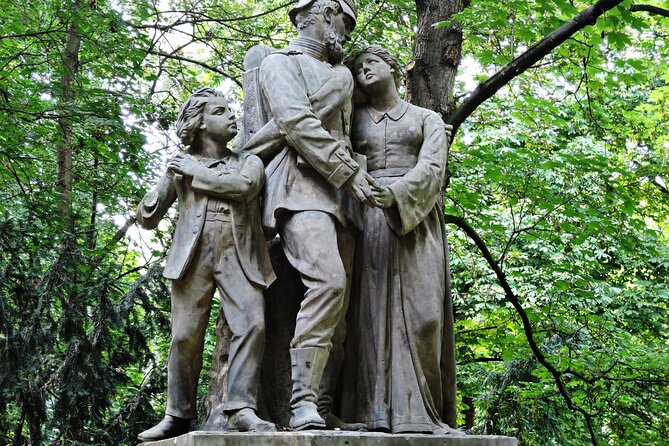 Brandenburg Gate and Berlin Off the Beaten Path Walking Tour - Passing Spreebogenpark and the Waterside Views