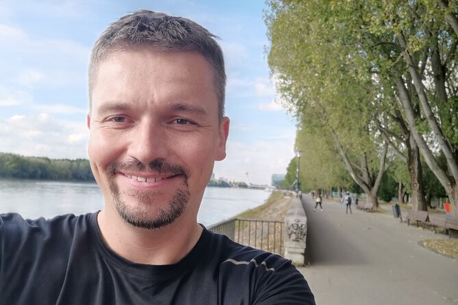 Bratislava City & Castle Walking Tour with Sebastian - 3 EUR +tip - Exploring Bratislava’s Main Square: Hlavné námestie