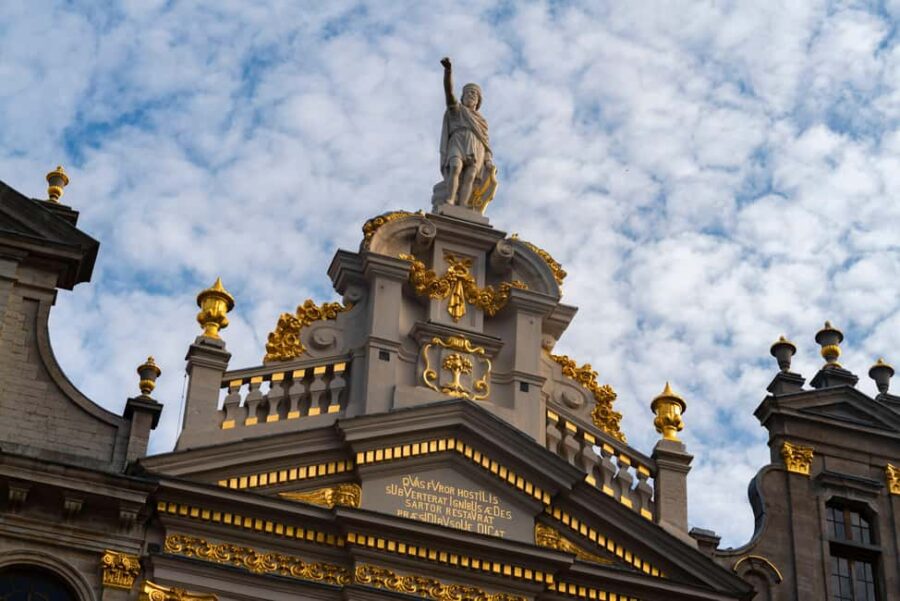 Brussels: city walking tour with a local Economic Historian - Discovering the Symbolic Manneken Pis and Its Surroundings
