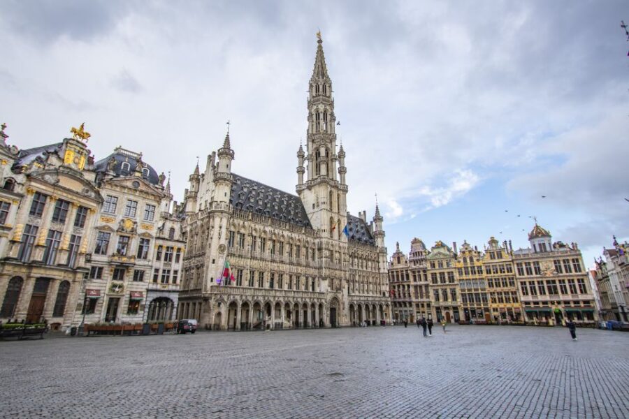 Brussels: Insta-Perfect Walk with a Local - Capturing Iconic Landmarks: Grand Place and Manneken Pis