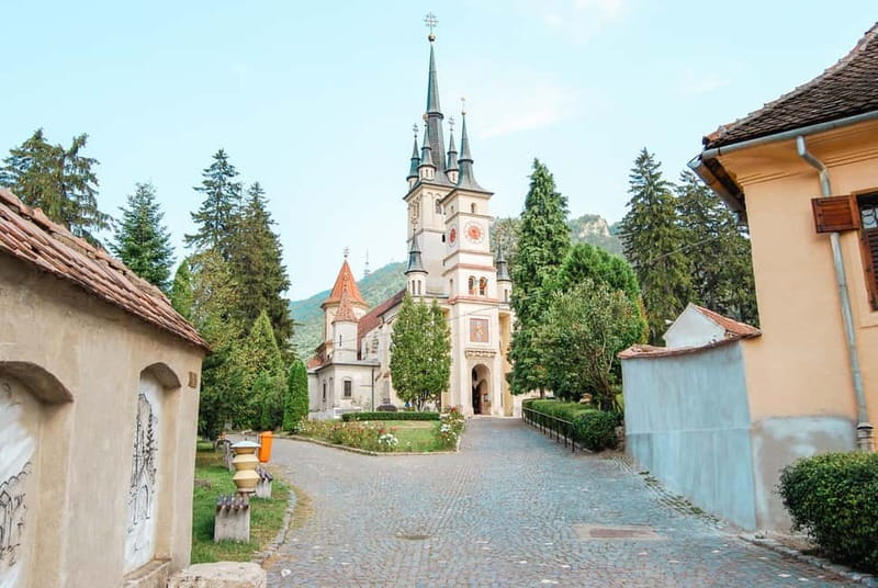 Bucharest: Dracula's Castle, Pele Castle & Braov Day Trip - Exploring Bran Castle: The Legend of Count Dracula