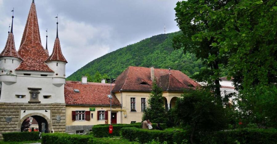 Bucharest: Peles Castle, Dracula's Castle and Brasov Tour - Exploring Medieval Brasov