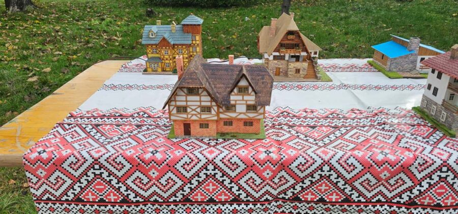 Bucharest short tour Hop-on hop-off format live tourguide - Visiting the Village Museum and Other Photo Stops