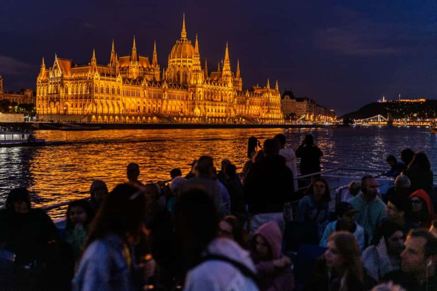 Budapest: 1-Hour Evening Sightseeing Cruise with Drink - Starting Point in Central Budapest