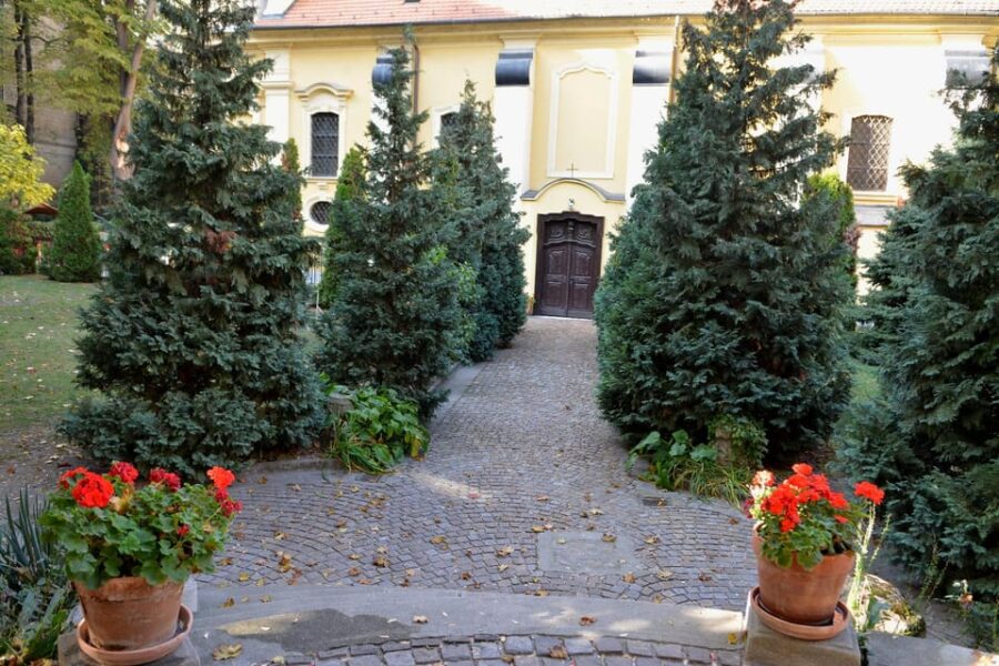 Budapest: 2.5-hour Hidden Sights Private Bike Tour - Exploring Pest’s Cobblestone Streets and Palaces