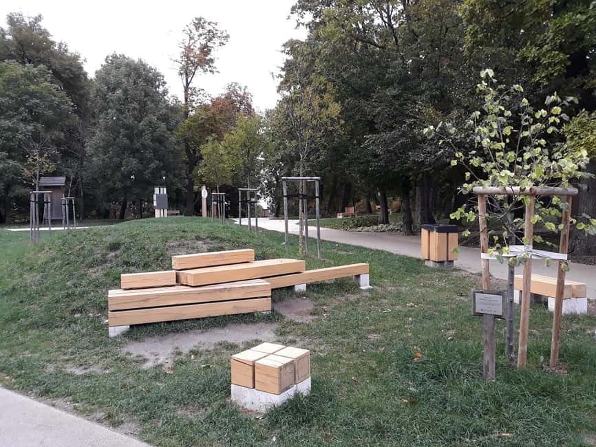 Budapest At Dawn: Scenic Walking Tour & Music Performance - Exploring Gellert Hill and Its Scenic Views at Dawn