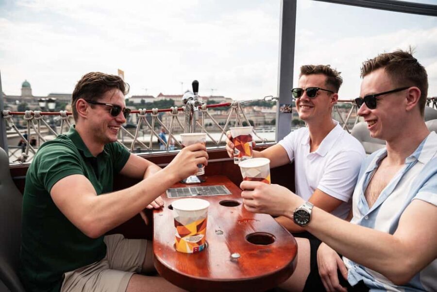 Budapest: BeerBus Sightseeing Tour with unlimited beer - Starting Point at Bajcsy-Zsilinszky út 18
